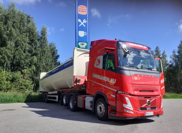 Klikkaa kuvaa nähdäksesi se täysikokoisena
==============
Kuljetusliike Törmäsen Volvo FH460
Kuljetusliike Törmänen Oy:n Volvo FH460 puoliperävaunuyhdistelmä.
Avainsanat: Törmänen Volvo FH460 Neste Hevonpää Kuljetusliike Törmäsen Volvo FH460
Kuljetusliike Törmänen Oy:n Volvo FH460 puoliperävaunuyhdistelmä.
Avainsanat: Törmänen Volvo FH460 Neste Hevonpää