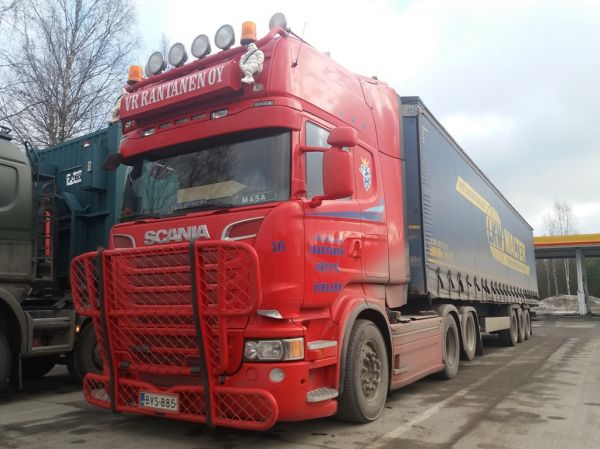 Kuljetusliike VR Rantasen Scania R620
Kuljetusliike VR Rantanen Oy:n Scania R620 puoliperävaunuyhdistelmä.
Avainsanat: Rantanen Scania R620 Shell Hirvaskangas Masa