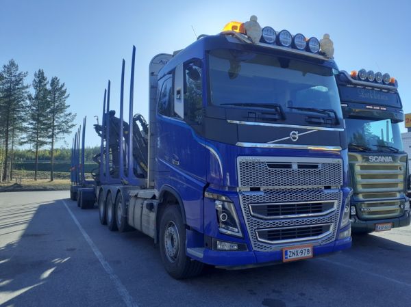 Kuljetusliike V Aunion Volvo FH16
Kuljetusliike V Aunio Oy:n Volvo FH16 puutavarayhdistelmä.
Avainsanat: Aunio Volvo FH16 Shell Hirvaskangas