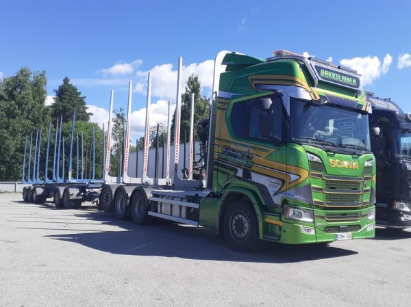 Kuljetusliike V Rakkolaisen Scania 560R
Kuljetusliike V  Rakkolainen Oy:n Scania 560R puutavarayhdistelmä.
Avainsanat: Rakkolainen Scania 560R Neste