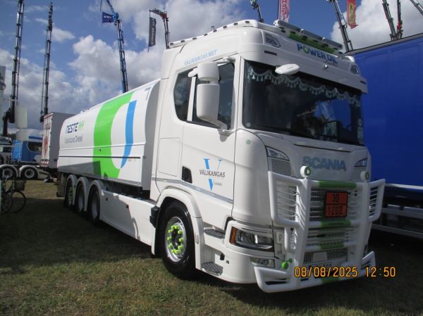 Kuljetusliike Välikangas Logisticsin Scania R
Nesteen ajossa oleva Kuljetusliike Välikangas Logistics Oy:n Scania R säiliöauto.
Avainsanat: Neste Välikangas Scania R Alahärmä25