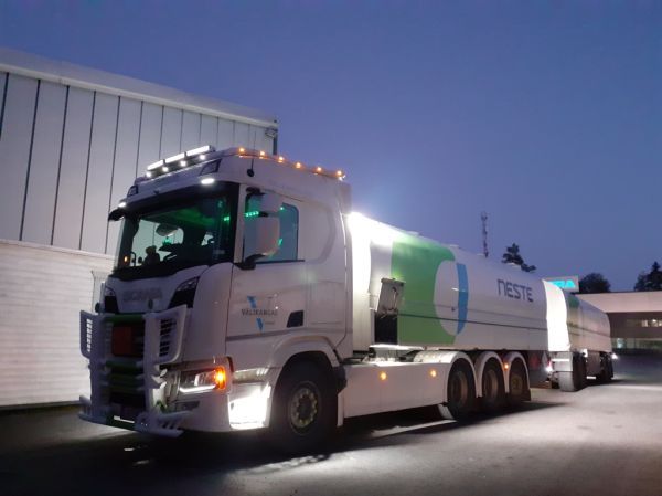 Kuljetusliike Välikangas Logisticsin Scania 
Nesteen ajossa oleva Kuljetusliike Välikangas Logistics Oy:n Scania säiliöyhdistelmä.
Avainsanat: Neste Välikangas Scania