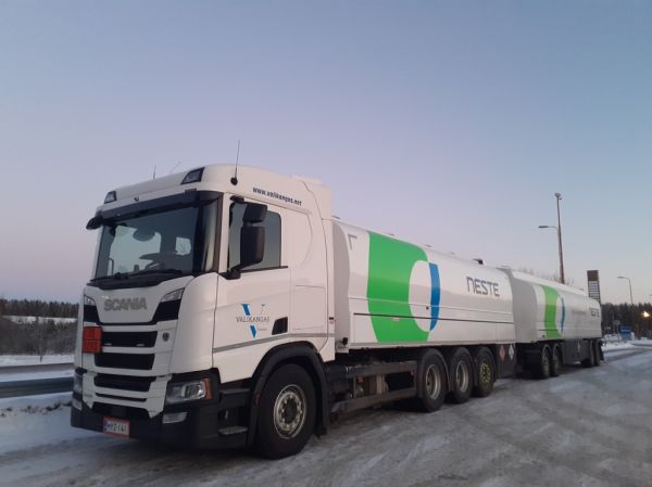 Kuljetusliike Välikangas Logisticsin Scania R540
Nesteen ajossa oleva Kuljetusliike Välikangas Logistics Oy:n Scania R540 säiliöyhdistelmä.
Avainsanat: Neste Välikangas Scania R540 ABC Hirvaskangas