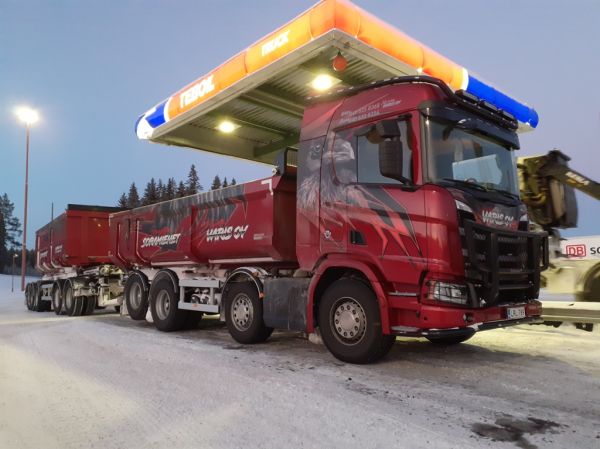 Kuljetusliike Variksen Scania R660XT
Kuljetusliike Varis Oy:n Scania R660XT sorayhdistelmä.
Keywords: Varis Scania R660XT ABC Hirvaskangas