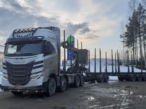 Kuljetusliike Velj. Vähämäen Iveco
Kuljetusliike Velj. Vähämäki Oy:n Iveco puutavarayhdistelmä.
Avainsanat: Vähämäki Iveco Neste