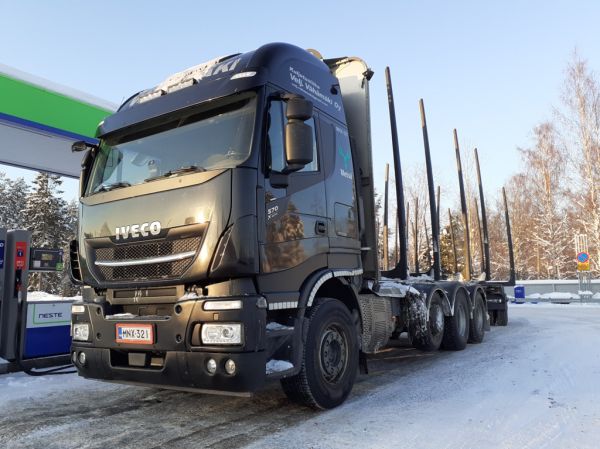 Kuljetusliike Velj. Vähämäen Iveco Stralis 570 X-Way
Kuljetusliike Velj. Vähämäki Oy:n Iveco Stralis 570 X-Way puutavarayhdistelmä.
Avainsanat: Vähämäki Iveco Stralis 570 X-Way