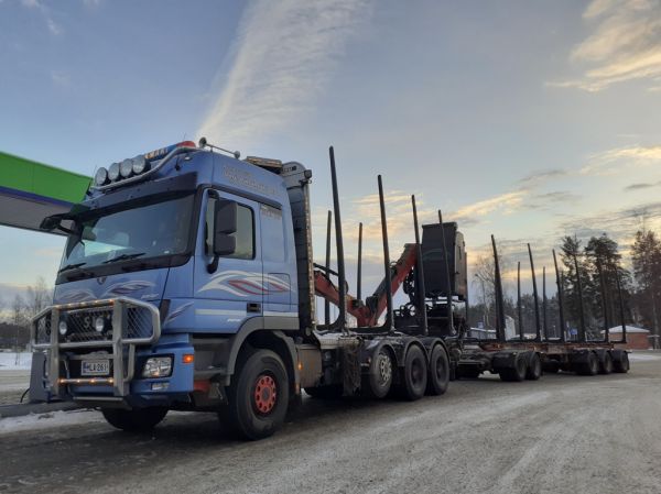 Kuljetusliike Velj. Vähämäen Sisu Polar
Kuljetusliike Velj. Vähämäki Oy:n Sisu Polar puutavarayhdistelmä.
Avainsanat: Vähämäki Sisu Polar Neste