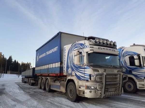 Kuljetus Vuorenpään Scania P450
Kuljetus Vuorenpää Oy:n Scania P450 täysperävaunuyhdistelmä.
Avainsanat: Vuorenpää Scania P450 ABC Hirvaskangas