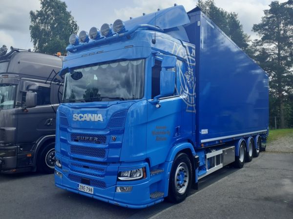 Klikkaa kuvaa nähdäksesi se täysikokoisena
==============
Kuljetusliike Wickströmin Scania 560R
Kuljetusliike Wickström Oy:n Scania 560R hakeauto.
Avainsanat: Wickström Scania 560R Himos26 Kuljetusliike Wickströmin Scania 560R
Kuljetusliike Wickström Oy:n Scania 560R hakeauto.
Avainsanat: Wickström Scania 560R Himos26