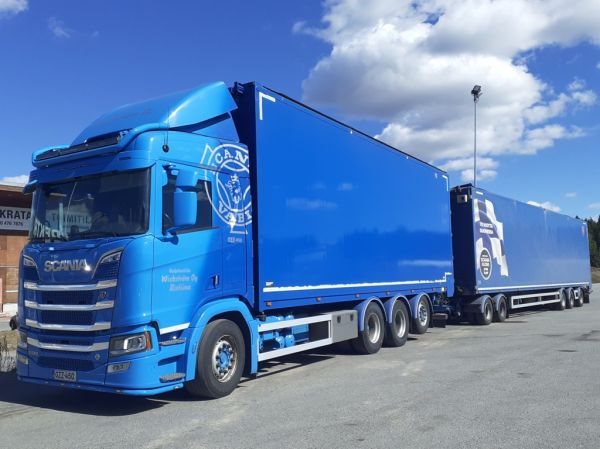 Kuljetusliike Wickströmin Scania R660
Kuljetusliike Wickström Oy:n Scania R660 hakeyhdistelmä.
Avainsanat: Wickström Scania R660 Hirvaskangas