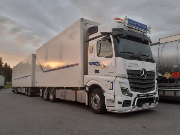 Kuljetusliike J Ylitorven MB 2653 Actros L
Leino Logisticsin ajossa oleva Kuljetusliike J Ylitorven MB 2653 Actros L täysperävaunuyhdistelmä.
Avainsanat: Leino Yli-Torvi MB 2653 ActrosL ABC Hirvaskangas