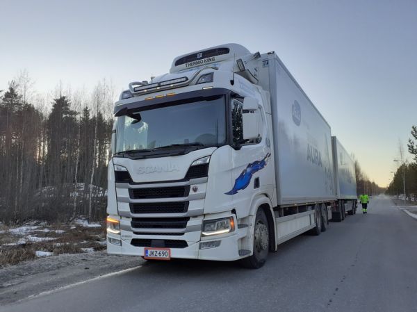 Kuljetuspalvelu A Pasasen Scania R500
Valion ajossa oleva Kuljetuspalvelu A Pasanen Ky:n Scania R500 täysperävaunuyhdistelmä.
Avainsanat: Valio Pasanen Scania R500 Aurajuusto