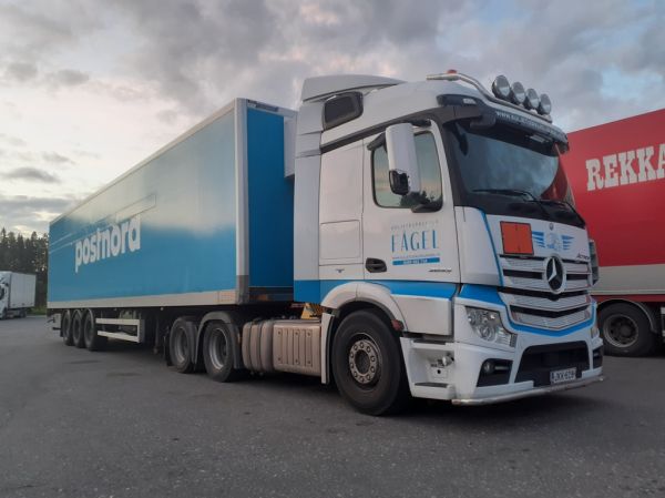 Kuljetuspalvelu Fågelin MB 2653 Actros
Kuljetuspalvelu Fågel Oy:n MB 2653 Actros puoliperävaunuyhdistelmä.
Avainsanat: Fågel MB 2653 Actros ABC Hirvaskangas