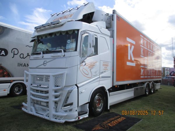 Kuljetuspalvelu Kurkisen Volvo FH500
Kuljetuspalvelu Kurkinen Oy:n Volvo FH500 rahtiauto.
Avainsanat: Kesko Kurkinen Volvo FH500 Alahärmä25