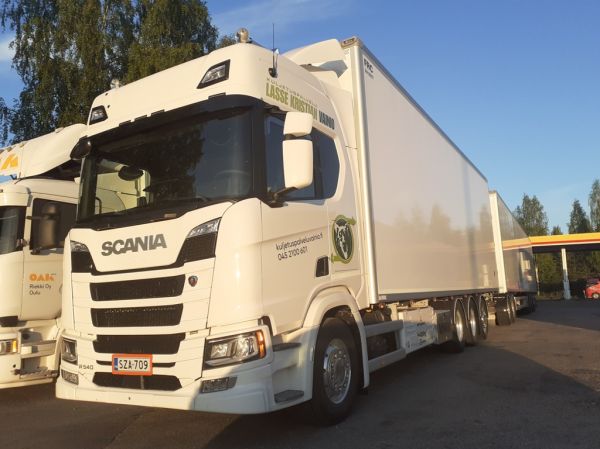 Kuljetuspalvelu LK Vainion Scania R540
Kuljetuspalvelu LK Vainion Scania R540 täysperävaunuyhdistelmä.
Avainsanat: Vainio Scania R540 Shell Hirvaskangas