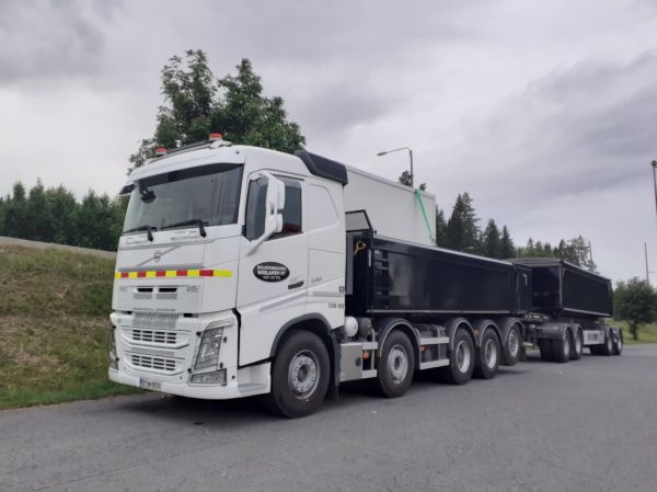 Kuljetuspalvelu Moilasen Volvo FH540
Kuljetuspalvelu Moilanen Oy:n Volvo FH540 sorayhdistelmä.
Avainsanat: Moilanen Volvo FH540 ABC Hirvaskangas