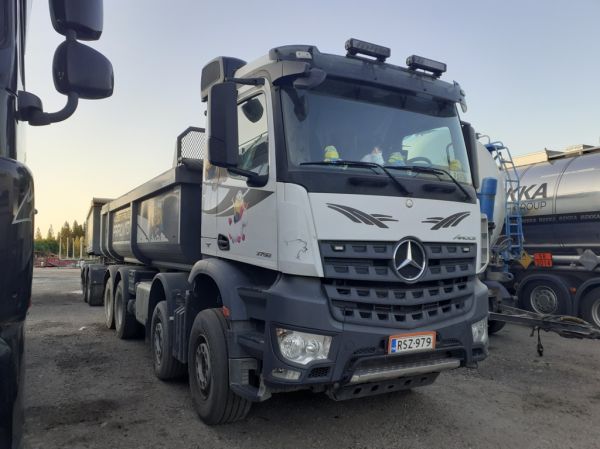 Kuljetuspalvelu Paronin MB 3758 Arocs
Kuljetuspalvelu Paroni Oy:n MB 3758 Arocs sorayhdistelmä.
Avainsanat: Paroni MB 3758 Arocs Hirvaskangas