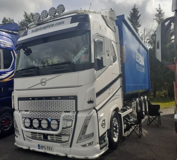 Klikkaa kuvaa nähdäksesi se täysikokoisena
==============
Kuljetuspiste.Comin Volvo FH
Kuljetuspiste.Comin Volvo FH "Knight Train" vaihtolava-auto.
Avainsanat: Kuljetuspiste.Com Volvo FH Knight Train Sippola Himos26 Kuljetuspiste.Comin Volvo FH
Kuljetuspiste.Comin Volvo FH "Knight Train" vaihtolava-auto.
Avainsanat: Kuljetuspiste.Com Volvo FH Knight Train Sippola Himos26
