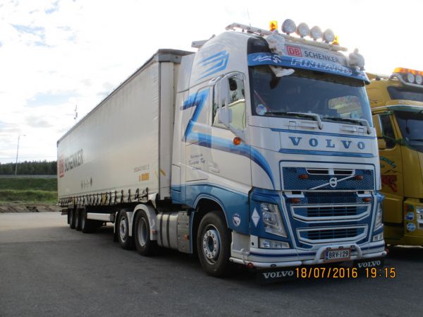 Kuljetusliike Kungaksen Volvo FH
Kuljetusliike Kungas Ky:n Volvo FH puoliperävaunuyhdistelmä.
Avainsanat: Kungas Volvo FH Shell Hirvaskangas Schenker