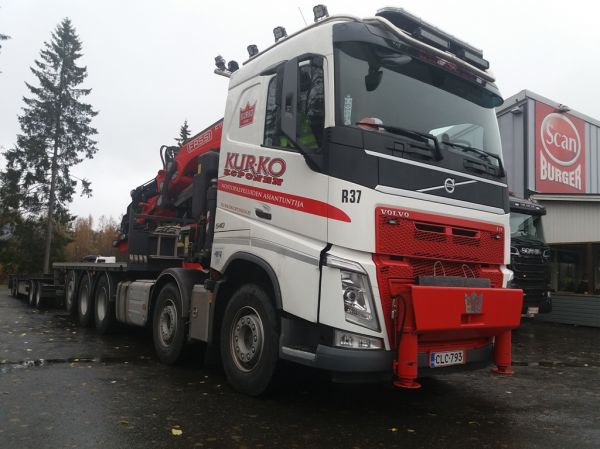 Kurko Koposen Volvo FH540 
Kurko Koponen Oy:n nosturilla varustettu Volvo FH540 täysperävaunuyhdistelmä. 
Avainsanat: Kurko-Koponen Volvo FH540 R37 Neste