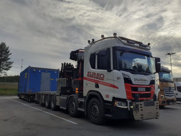 Kurko Koposen Scania
Kurko Koponen Oy:n nosturilla varustettu Scania täysperävaunuyhdistelmä.
Avainsanat: Kurko-Koponen Scania ST1 Hirvaskangas R61