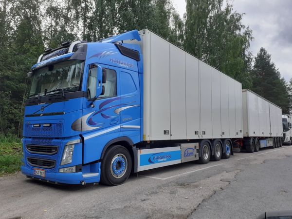 Kurumaa Logisticsin Volvo FH500
Kurumaa Logisticsin Volvo FH500 täysperävaunuyhdistelmä.
Avainsanat: Kurumaa Volvo FH500 Shell Hirvaskangas