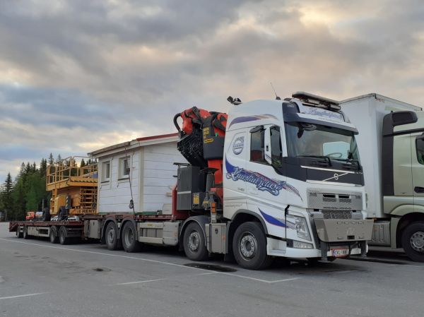 Kuuskuljetuksen Volvo FH540
Kuuskuljetus Oy:n nosturilla varustettu Volvo FH540 täysperävaunuyhdistelmä.
Avainsanat: Kuuskuljetus Volvo FH540 ABC Hirvaskangas