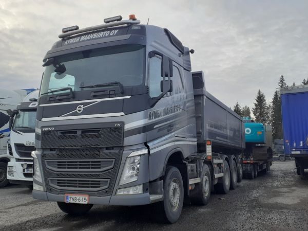 Kymen Maansiirron Volvo FH540
Kymen Maansiirto Oy:n Volvo FH540 täysperävaunuyhdistelmä.
Avainsanat: Kymen Maansiirto Volvo FH540 ABC Hirvaskangas