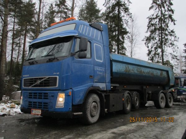 LJ Kuljetuksen Volvo FH12 
LJ Kuljetus Ky:n Volvo FH12 sorapuolikas. 
Avainsanat: LJ-Kuljetus Volvo FH12 Neste