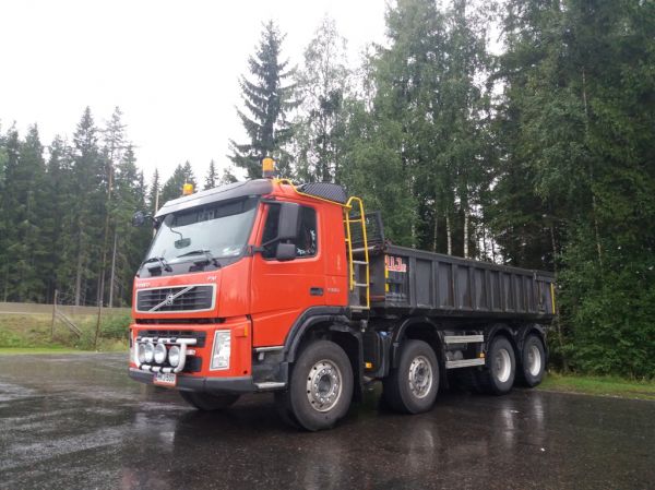 LLJ Yhtiön Volvo FM500
LLJ Yhtiö Oy:n Volvo FM500 sora-auto.
Avainsanat: LLJ-Yhtiö Volvo FM500 ABC Hirvaskangas