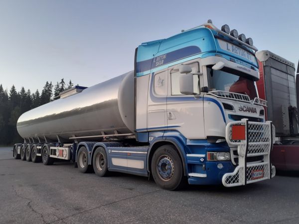 Klikkaa kuvaa nähdäksesi se täysikokoisena
==============
L Retvan Scania
L Retva Oy:n Scania puoliperävaunuyhdistelmä.
Avainsanat: Retva Scania ABC Hirvaskangas L Retvan Scania
L Retva Oy:n Scania puoliperävaunuyhdistelmä.
Avainsanat: Retva Scania ABC Hirvaskangas