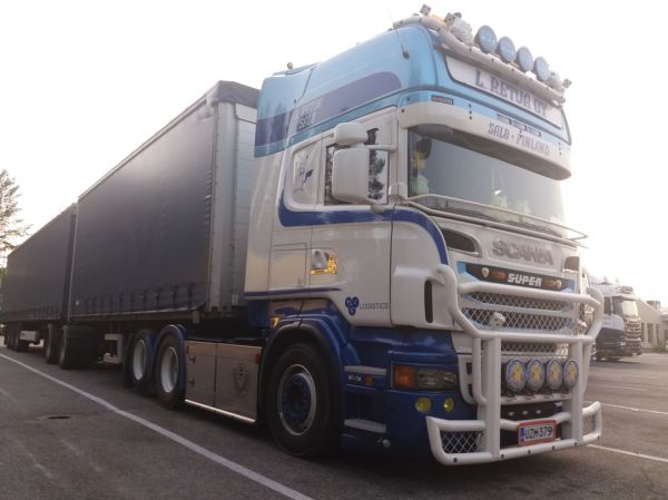 Klikkaa kuvaa nähdäksesi se täysikokoisena
==============
L Retvan Scania R560
L Retva Oy:n Scania R560 b-juna.
Avainsanat: Retva Scania R410 Shell Hirvaskangas L Retvan Scania R560
L Retva Oy:n Scania R560 b-juna.
Avainsanat: Retva Scania R410 Shell Hirvaskangas