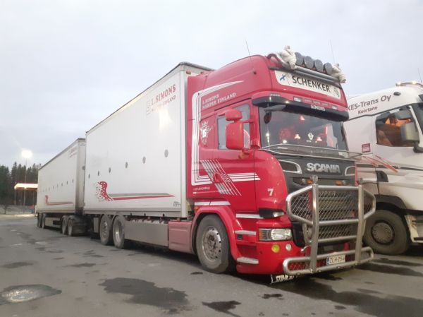 Oy L.Simons Transport Ab:n Scania
Oy L.Simons Transport Ab:n Scania täysperävaunuyhdistelmä.
Avainsanat: L.Simons Scania ABC Hirvaskangas 7