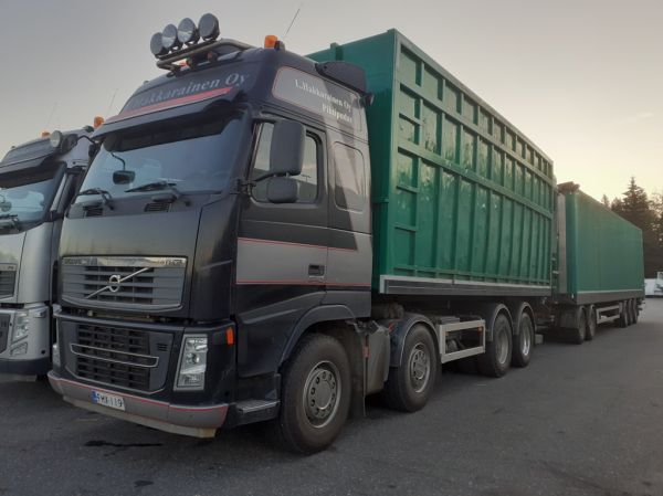 L. Hakkaraisen Volvo FH16
L. Hakkarainen Oy:n nosturilla varustettu Volvo FH16 täysperävaunuyhdistelmä.
Avainsanat: Hakkarainen Volvo FH16 ABC Hirvaskangas