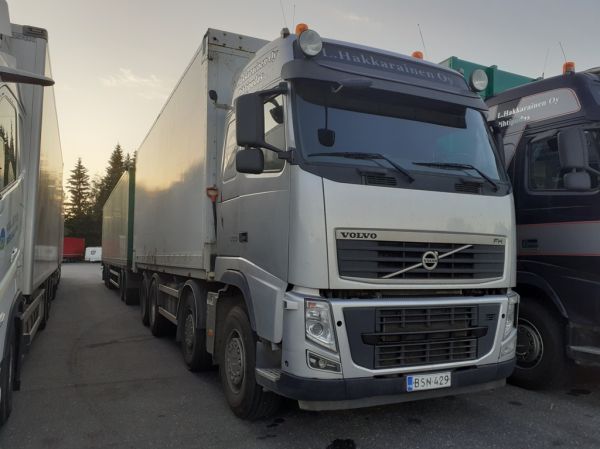 L. Hakkaraisen Volvo FH500
L. Hakkarainen Oy:n Volvo FH500 turveyhdistelmä.
Avainsanat: Hakkarainen Volvo FH500 ABC Hirvaskangas