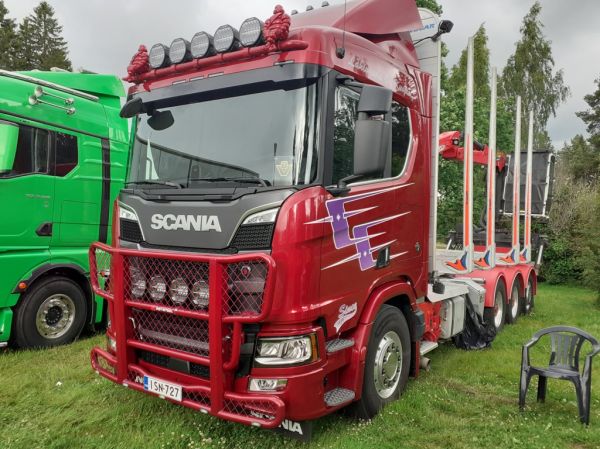 Klikkaa kuvaa nähdäksesi se täysikokoisena
==============
Lähivaaran Scania
Lähivaara Oy:n Scania puutavara-auto.
Avainsanat: Lähivaara Scania Runni26 Lähivaaran Scania
Lähivaara Oy:n Scania puutavara-auto.
Avainsanat: Lähivaara Scania Runni26