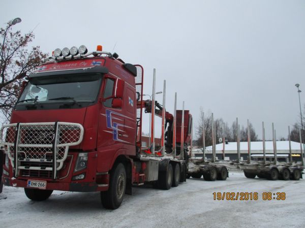 Lähivaaran Volvo FH16
Lähivaara Oy:n Volvo FH16 puutavarayhdistelmä.
Avainsanat: Lähivaara Volvo FH16