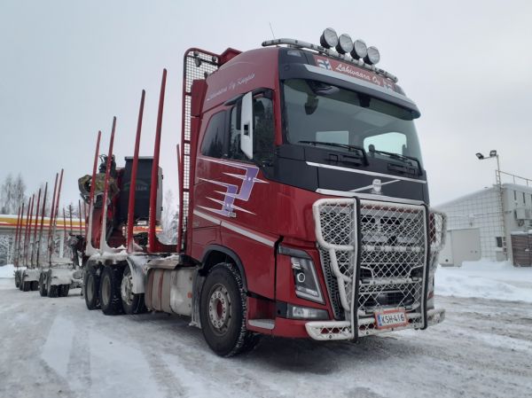 Lähivaaran Volvo FH16
Lähivaara Oy:n Volvo FH16 puutavarayhdistelmä.
Avainsanat: Lähivaara Volvo FH16 Shell Hirvaskangas