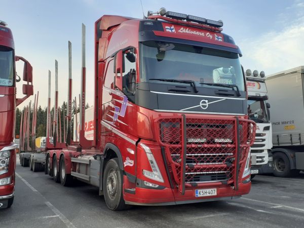 Lähivaaran Volvo FH16
Lähivaara Oy:n Volvo FH16 puutavarayhdistelmä.
Avainsanat: Lähivaara Volvo FH16 ABC Hirvaskangas