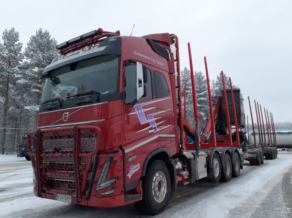 Lähivaaran Volvo FH16
Lähivaara Oy:n Volvo FH16 puutavarayhdistelmä.
Avainsanat: Lähivaara Volvo FH16 Shell Hirvaskangas