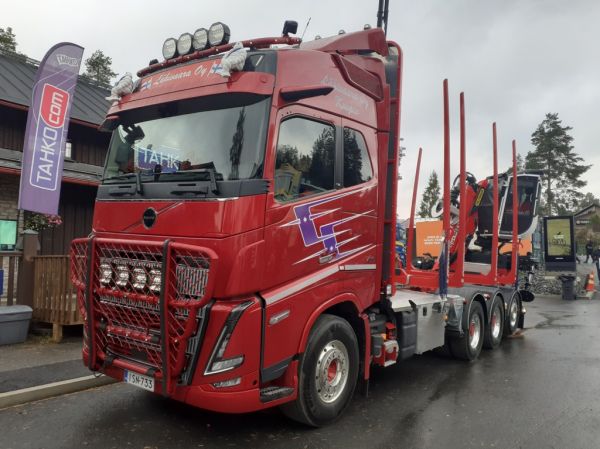 Lähivaaran Volvo FH16
Lähivaara Oy:n Volvo FH16 puutavara-auto.
Avainsanat: Lähivaara Volvo FH16 Tahko25