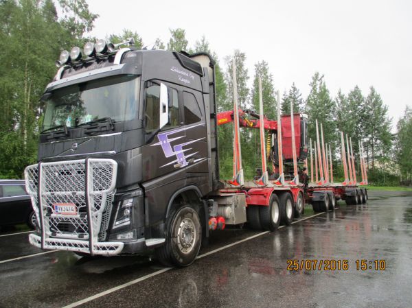 Lähivaaran Volvo FH16
Lähivaara Oy:n Volvo FH16 puutavarayhdistelmä.
Avainsanat: Lähivaara Volvo FH16 ABC