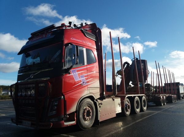 Lähivaaran Volvo FH16
Lähivaara Oy:n Volvo FH16 puutavarayhdistelmä.
Avainsanat: Lähivaara Volvo FH16 ABC Hirvaskangas