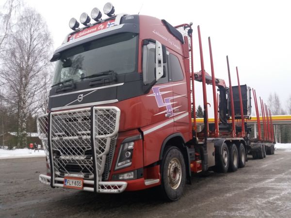 Lähivaaran Volvo FH16
Lähivaara Oy:n Volvo FH16 puutavarayhdistelmä.
Avainsanat: Lähivaara Volvo FH16 Shell Hirvaskangas