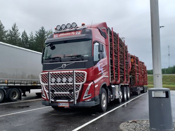 Lähivaaran Volvo FH
Lähivaara Oy:n Volvo FH puutavarayhdistelmä. 
Avainsanat: Lähivaara Volvo FH Shell Hirvaskangas