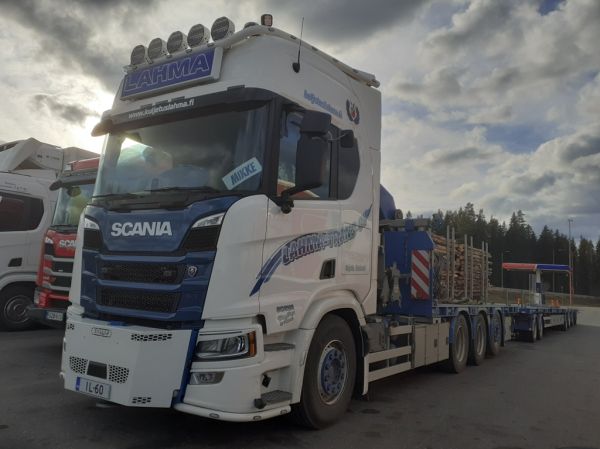 Lahma-Transin Scania R560
T Lahma Ky:n nosturilla varustettu Scania R560 täysperävaunuyhdistelmä.
Avainsanat: Lahma-Trans Scania R560 ABC Hirvaskangas Mikke