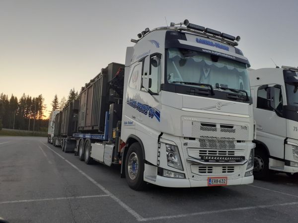 Lahma-Transin Volvo FH540
Lahma-Trans Oy:n nosturilla varustettu Volvo FH540 täysperävaunuyhdistelmä.
Avainsanat: Lahma-Trans Volvo FH540 ABC Hirvaskangas