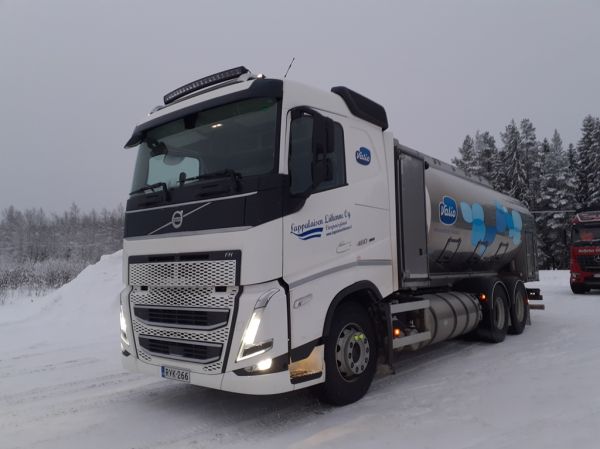 Lappalaisen Liikenteen Volvo FH460
Valion ajossa oleva Lappalaisen Liikenne Oy:n Volvo FH460 maitoauto tyhjentämässä maitolastia perävaunuun Hirvaskankaalla 9.12.2023.
Avainsanat: Valio Lappalainen Volvo FH460 Hirvaskangas Kaasuauto