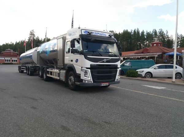Lappalaisen Liikenteen Volvo FM500
Valion ajossa oleva Lappalaisen Liikenne Oy:n Volvo FM500 säiliöyhdistelmä.
Avainsanat: Valio Lappalainen Volvo FM500 Itämaito Neste