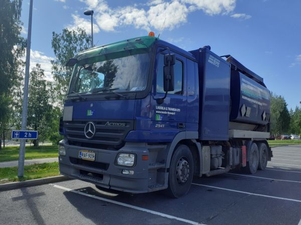 Lassila&Tikanojan MB 2541 Actros
Lassila&Tikanoja Oyj:n MB 2541 Actros loka-auto.
Avainsanat: L&T Lassila&Tikanoja MB 2541 Actros